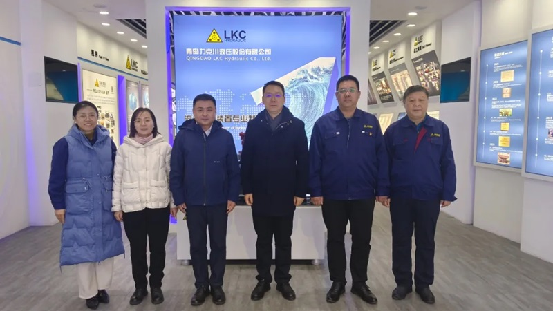 高新區(qū)工委委員、管委副主任張建軍一行蒞臨青島力克川液壓股份有限公司調(diào)研指導(dǎo)1.jpg